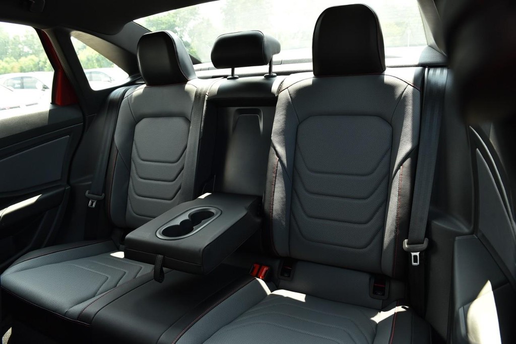Volkswagen Jetta GLI Vehicle Full-screen Gallery Image 23