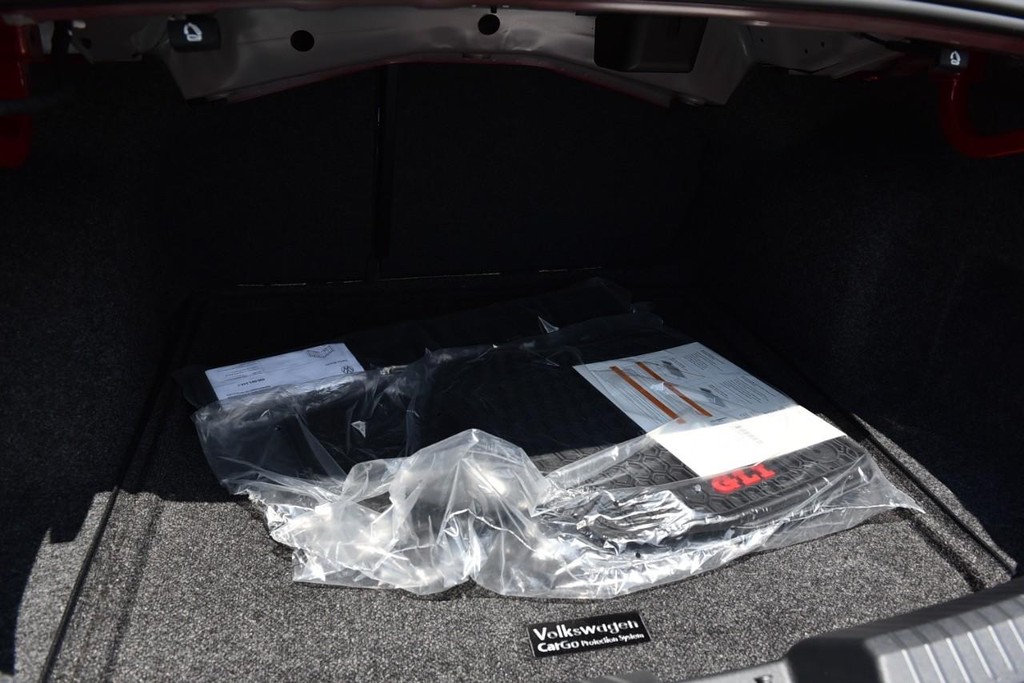 Volkswagen Jetta GLI Vehicle Full-screen Gallery Image 24
