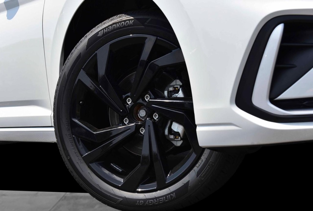Volkswagen Jetta Vehicle Full-screen Gallery Image 3