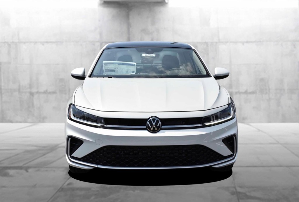 Volkswagen Jetta Vehicle Full-screen Gallery Image 4