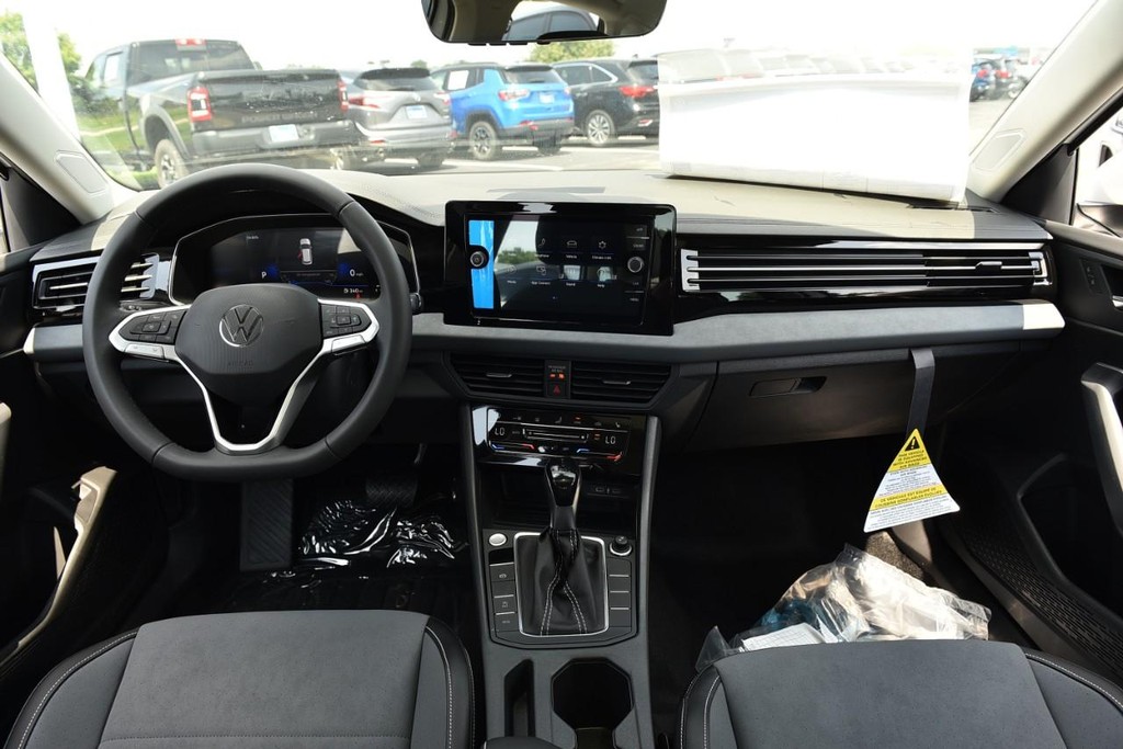Volkswagen Jetta Vehicle Full-screen Gallery Image 7