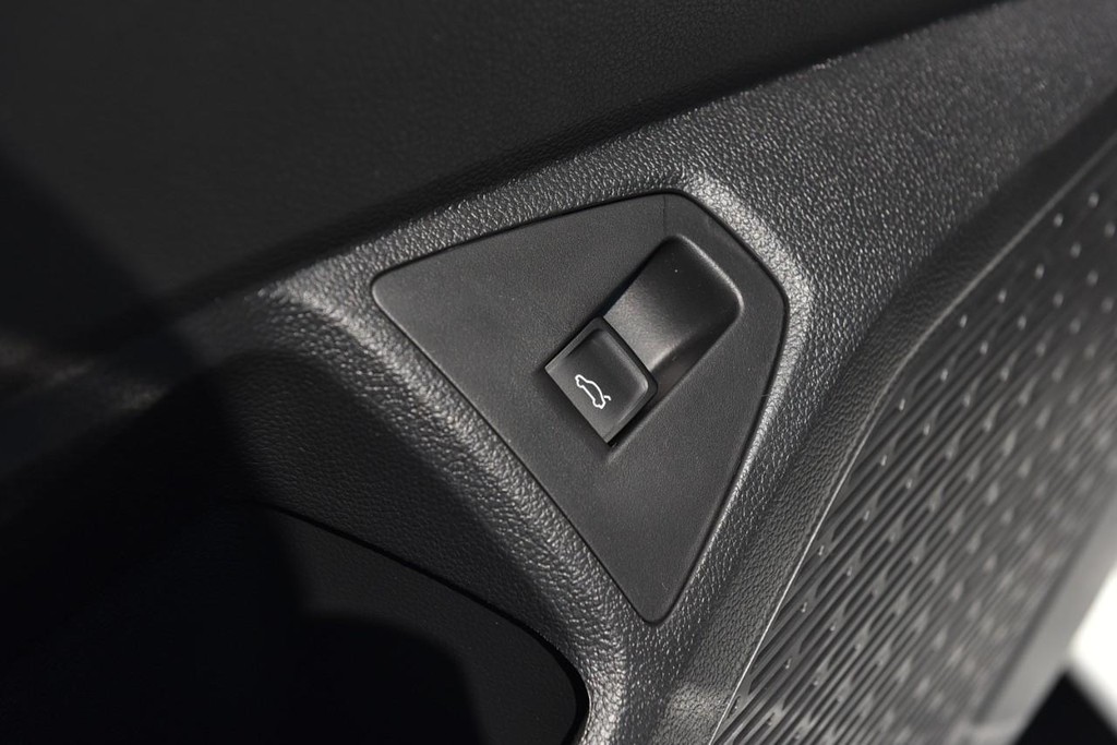 Volkswagen Jetta Vehicle Full-screen Gallery Image 9
