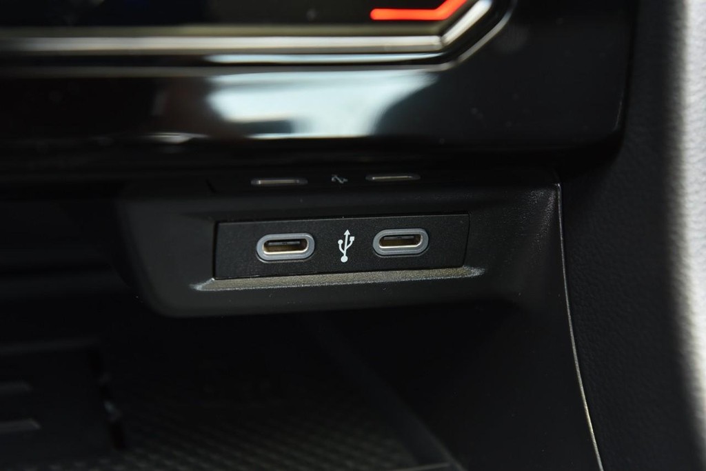 Volkswagen Jetta Vehicle Full-screen Gallery Image 16