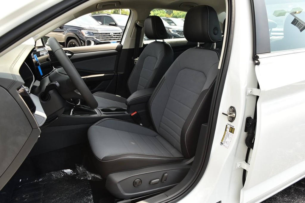 Volkswagen Jetta Vehicle Full-screen Gallery Image 20