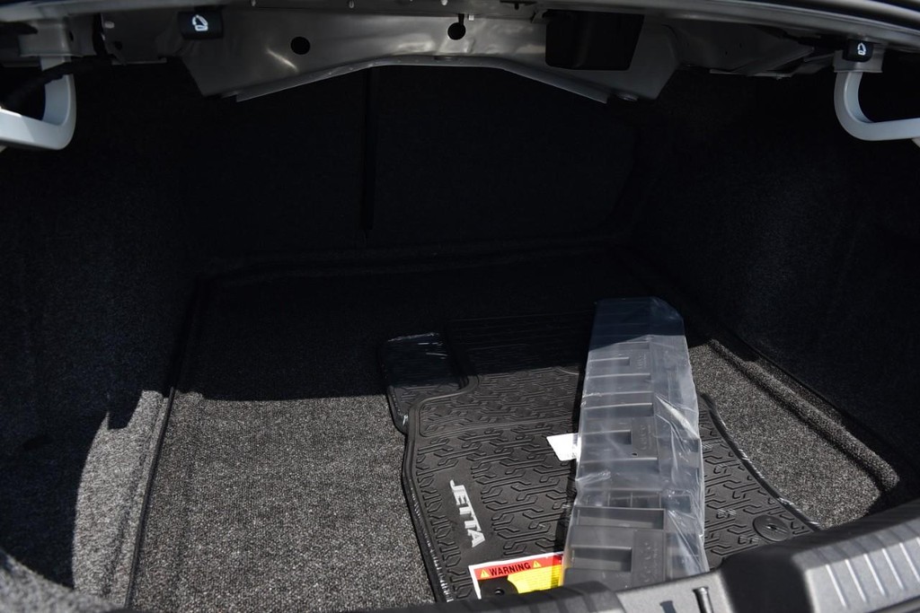 Volkswagen Jetta Vehicle Full-screen Gallery Image 24