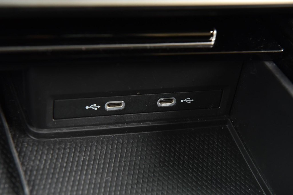 Volkswagen Atlas Cross Sport Vehicle Full-screen Gallery Image 16