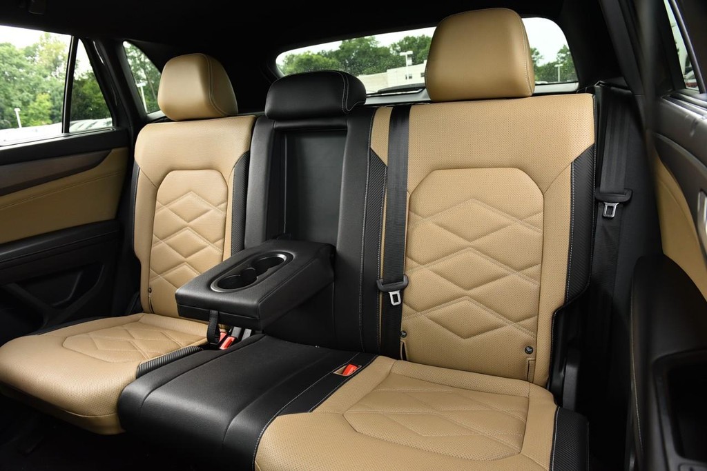 Volkswagen Atlas Cross Sport Vehicle Full-screen Gallery Image 22