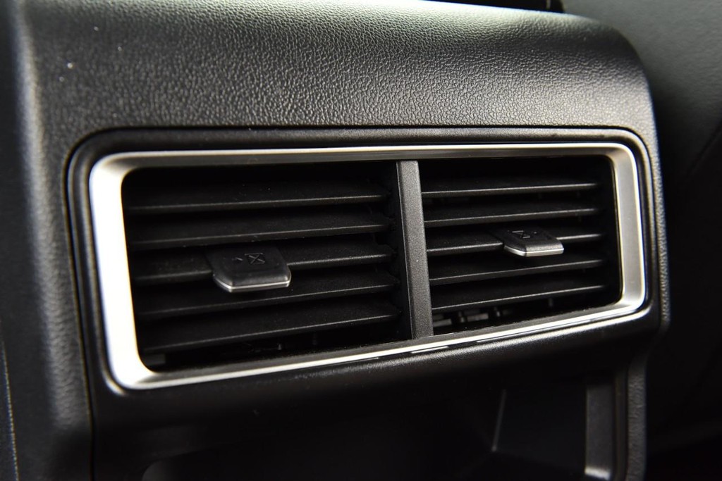 Volkswagen Atlas Cross Sport Vehicle Full-screen Gallery Image 23
