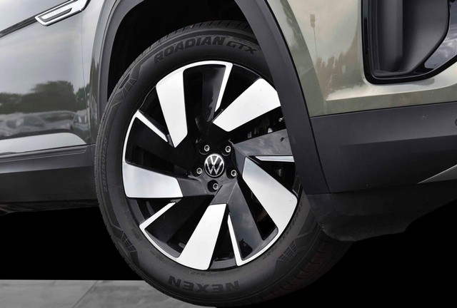 Volkswagen Atlas Cross Sport Vehicle Image 03