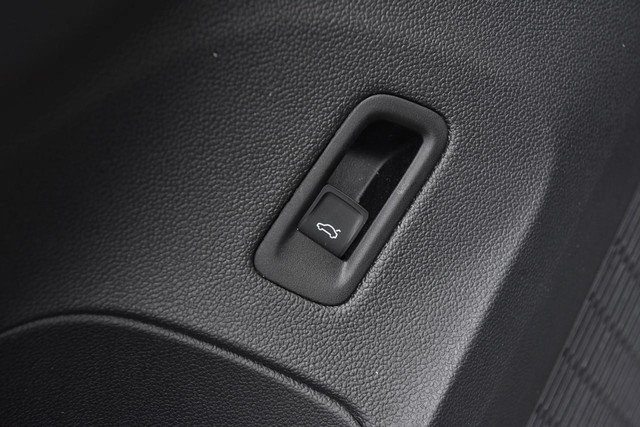Volkswagen Atlas Cross Sport Vehicle Image 09