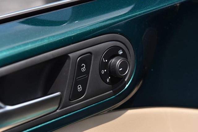 Volkswagen Beetle Convertible Vehicle Image 10