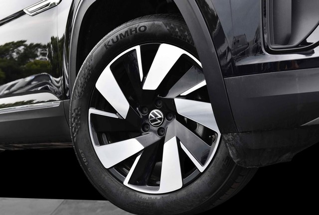 Volkswagen Atlas Cross Sport Vehicle Image 03