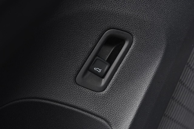 Volkswagen Atlas Cross Sport Vehicle Image 09