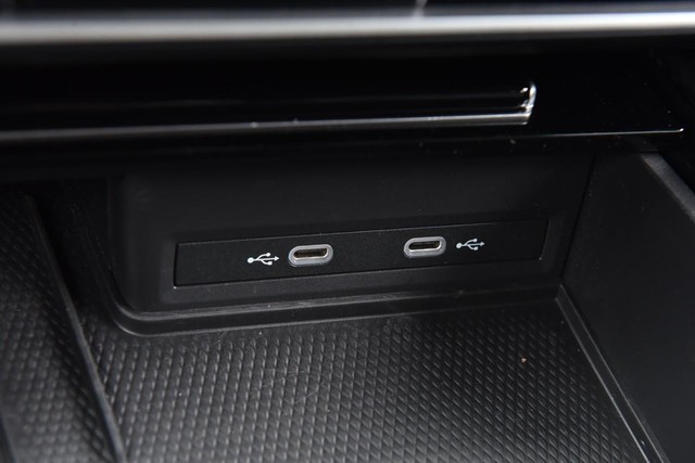 Volkswagen Atlas Cross Sport Vehicle Image 16