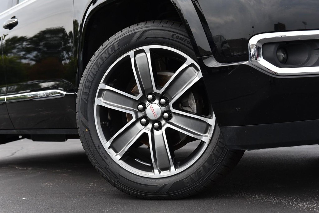 GMC Acadia Vehicle Full-screen Gallery Image 03