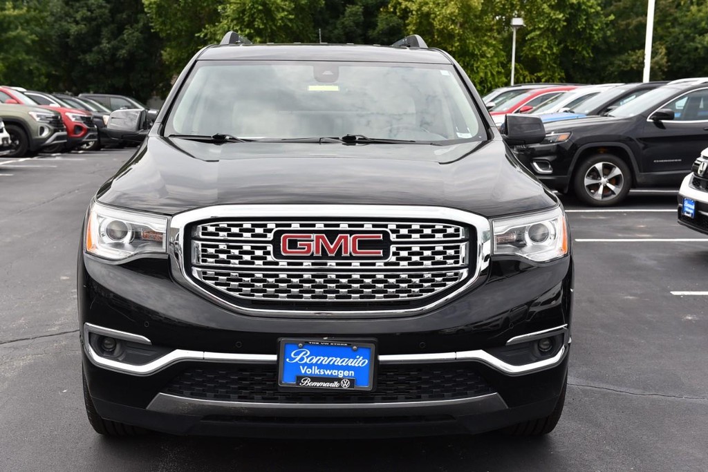 GMC Acadia Vehicle Full-screen Gallery Image 04