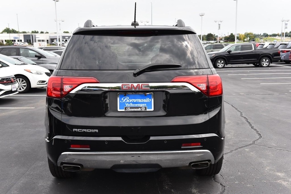 GMC Acadia Vehicle Full-screen Gallery Image 06