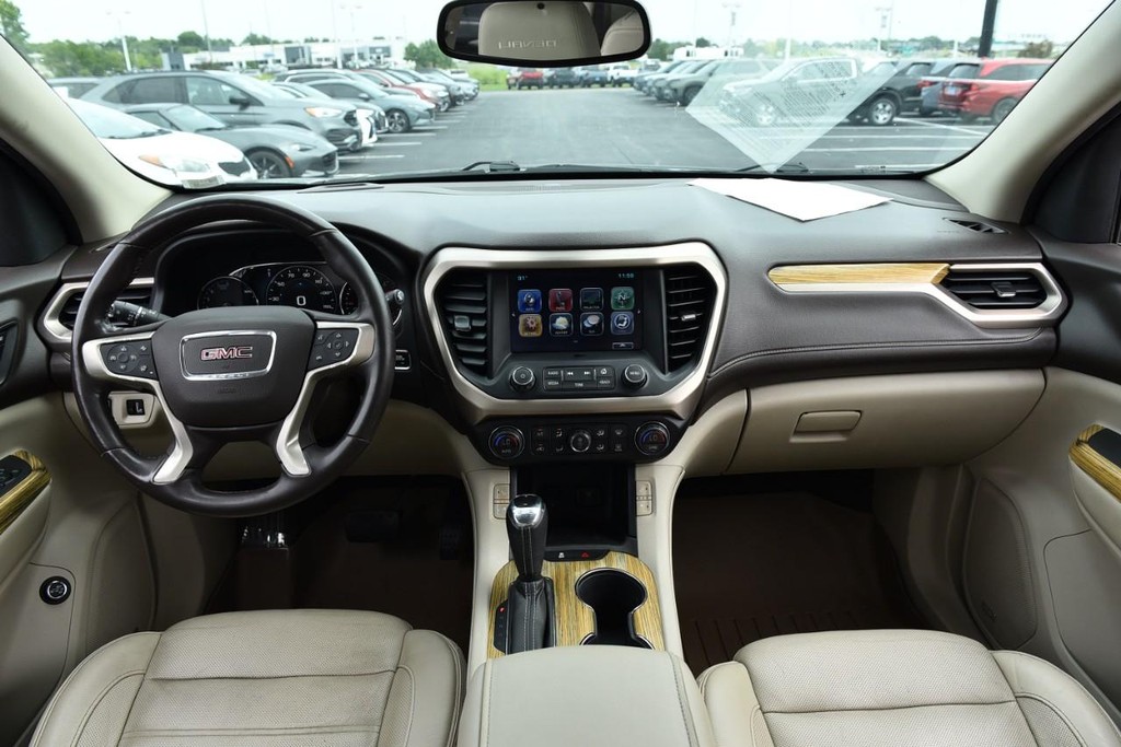 GMC Acadia Vehicle Full-screen Gallery Image 07