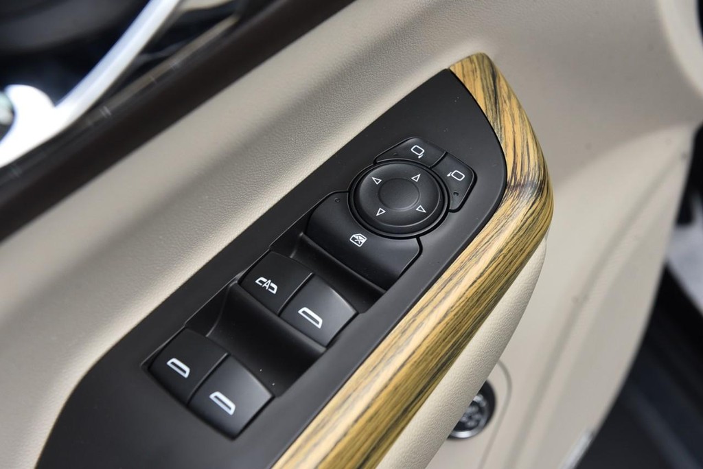 GMC Acadia Vehicle Full-screen Gallery Image 08