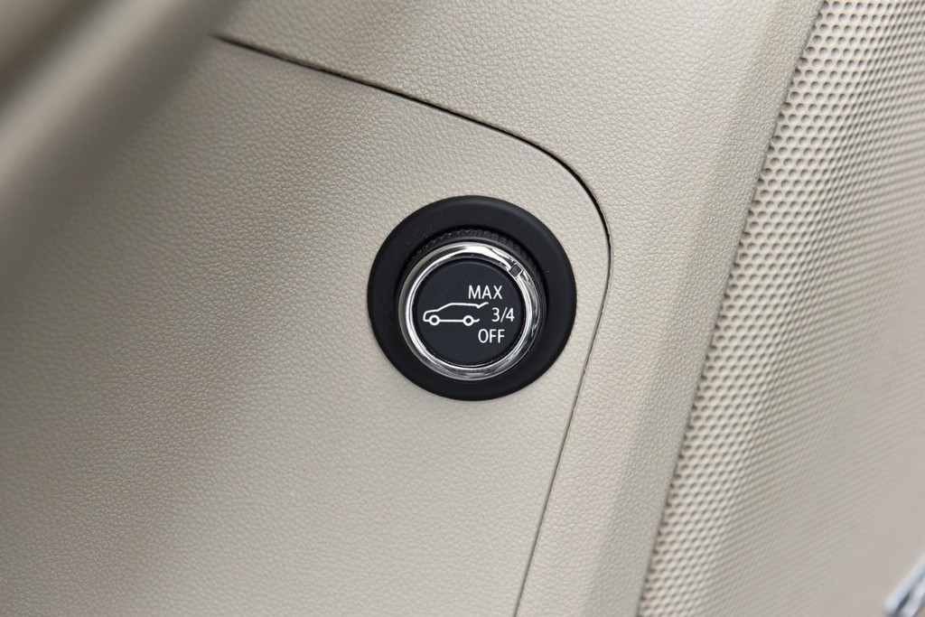 GMC Acadia Vehicle Full-screen Gallery Image 09
