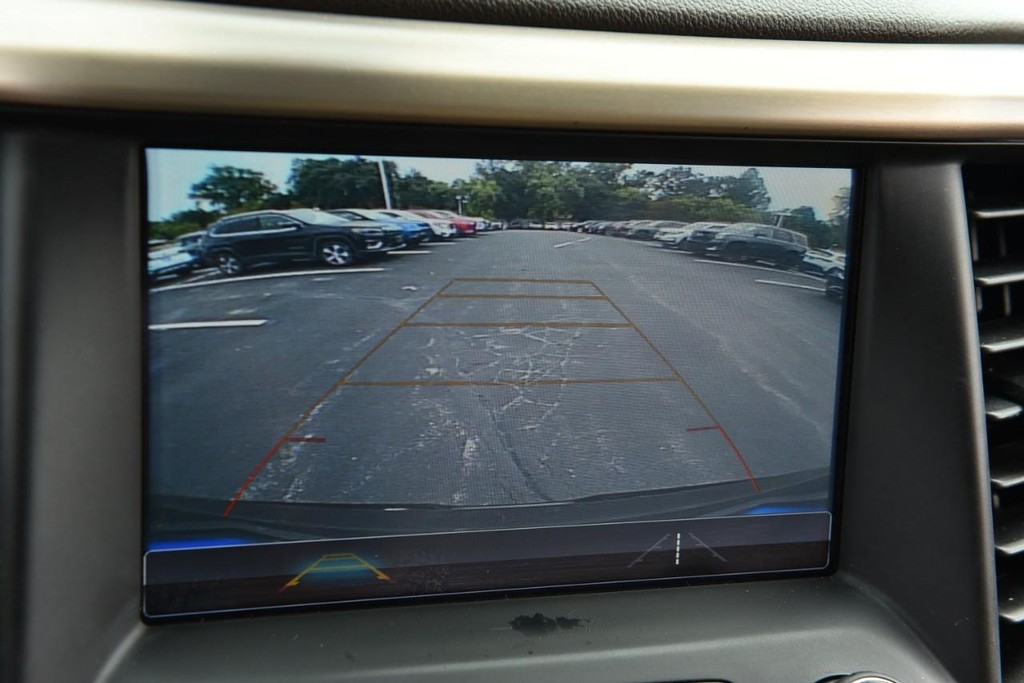 GMC Acadia Vehicle Full-screen Gallery Image 14