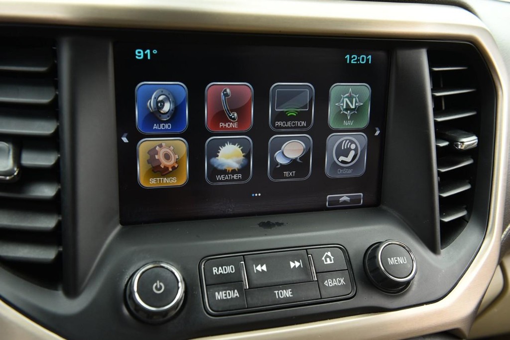 GMC Acadia Vehicle Full-screen Gallery Image 15