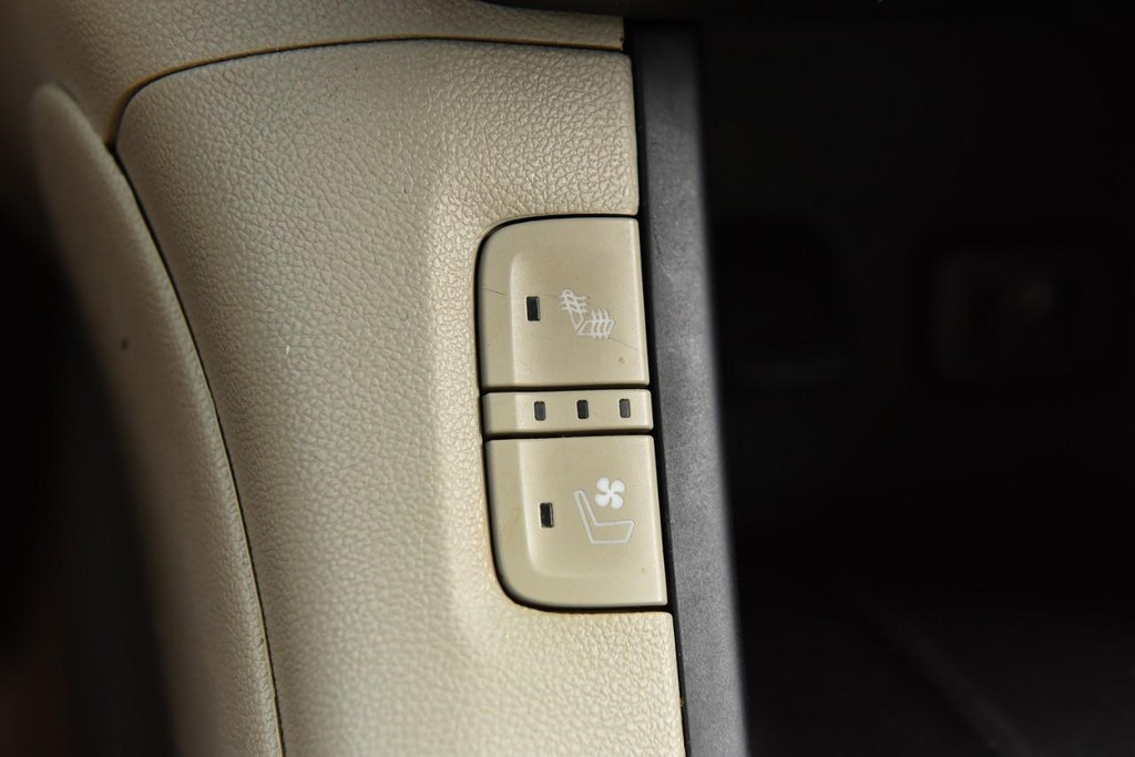 GMC Acadia Vehicle Full-screen Gallery Image 17