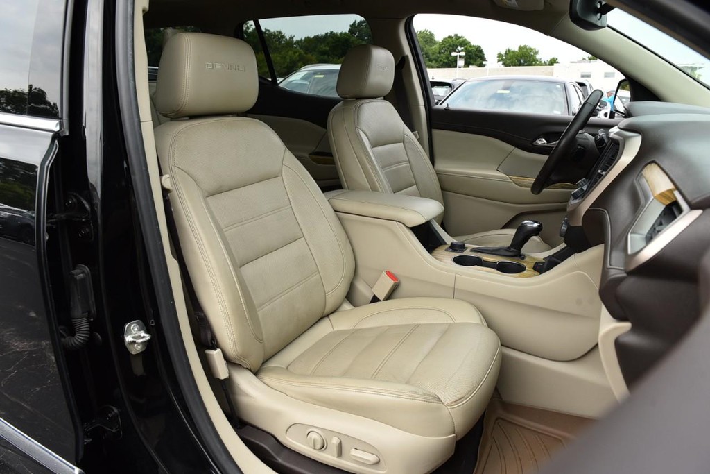 GMC Acadia Vehicle Full-screen Gallery Image 23