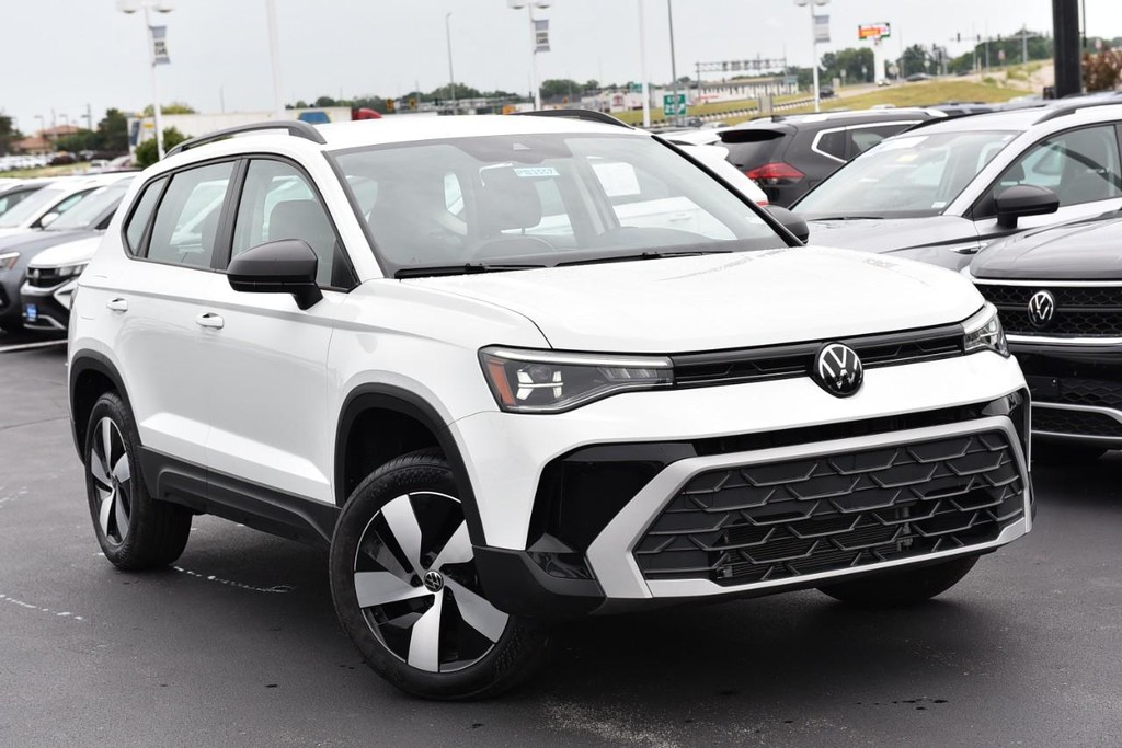 Volkswagen Taos Vehicle Full-screen Gallery Image 2