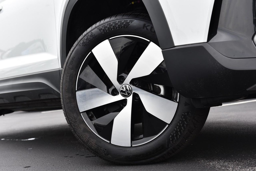 Volkswagen Taos Vehicle Full-screen Gallery Image 3