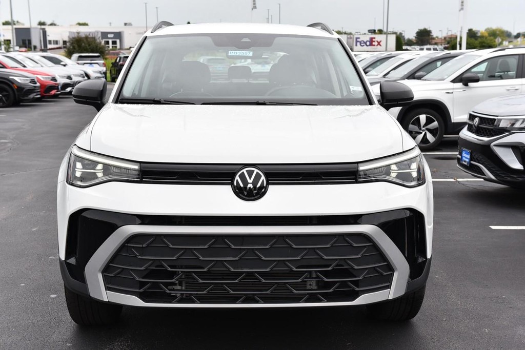 Volkswagen Taos Vehicle Full-screen Gallery Image 4