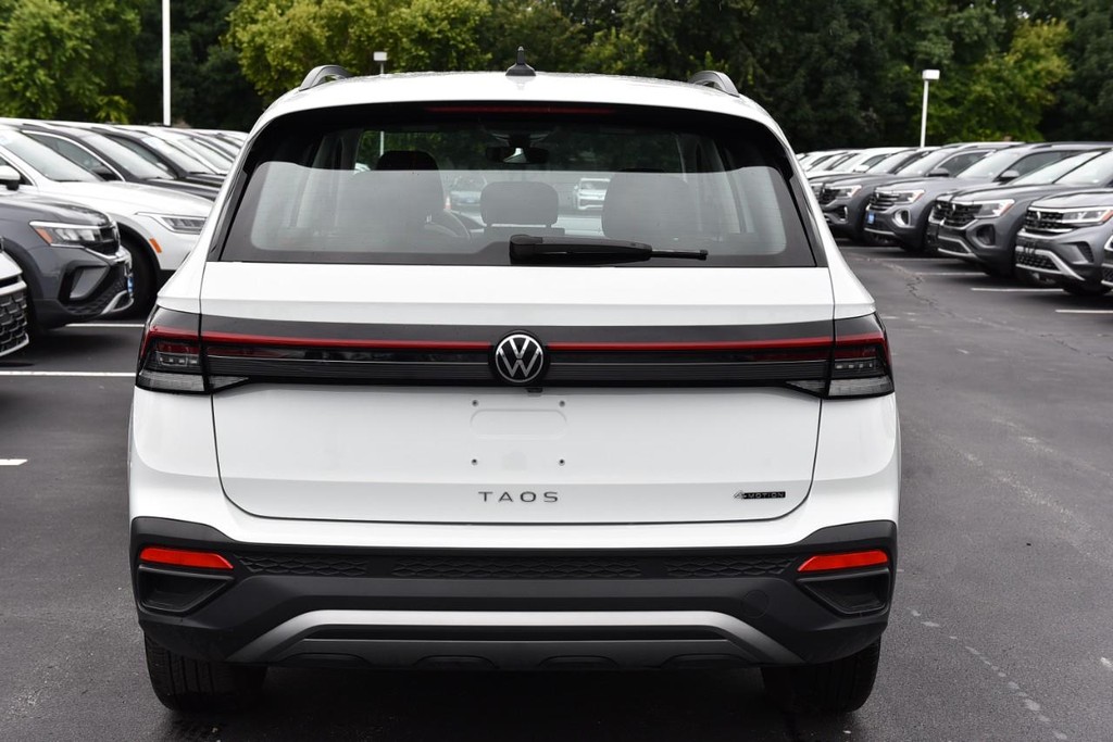 Volkswagen Taos Vehicle Full-screen Gallery Image 6