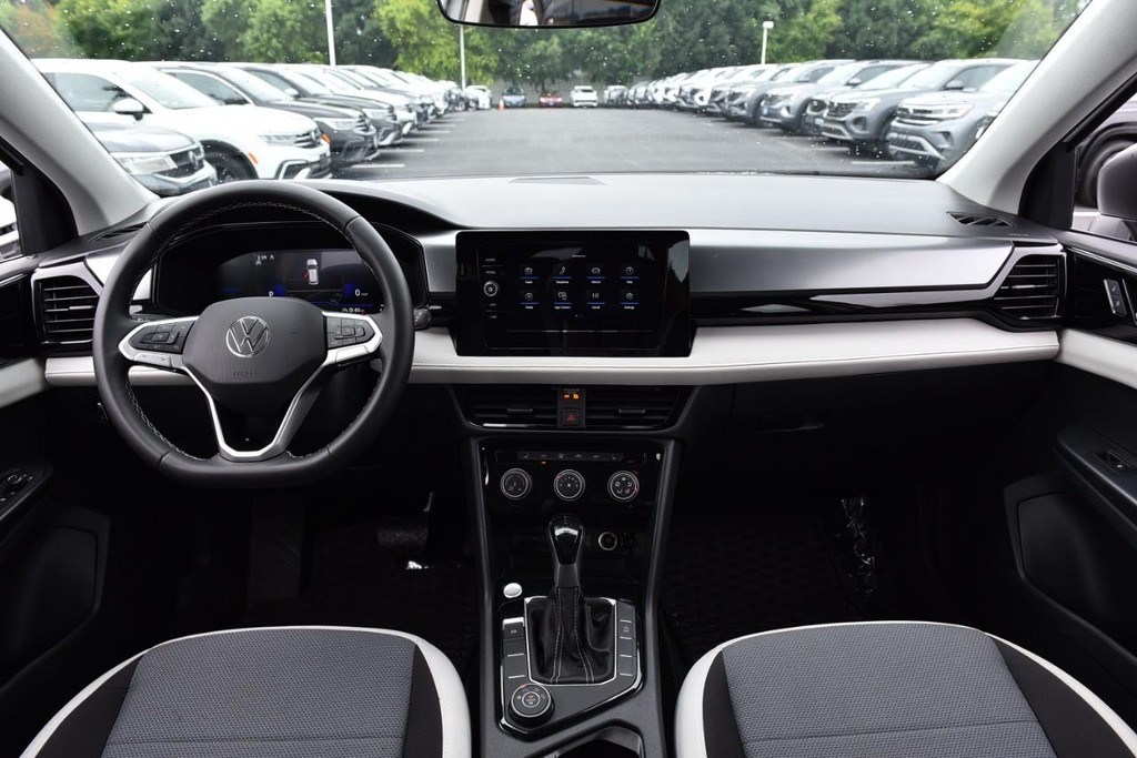 Volkswagen Taos Vehicle Full-screen Gallery Image 7