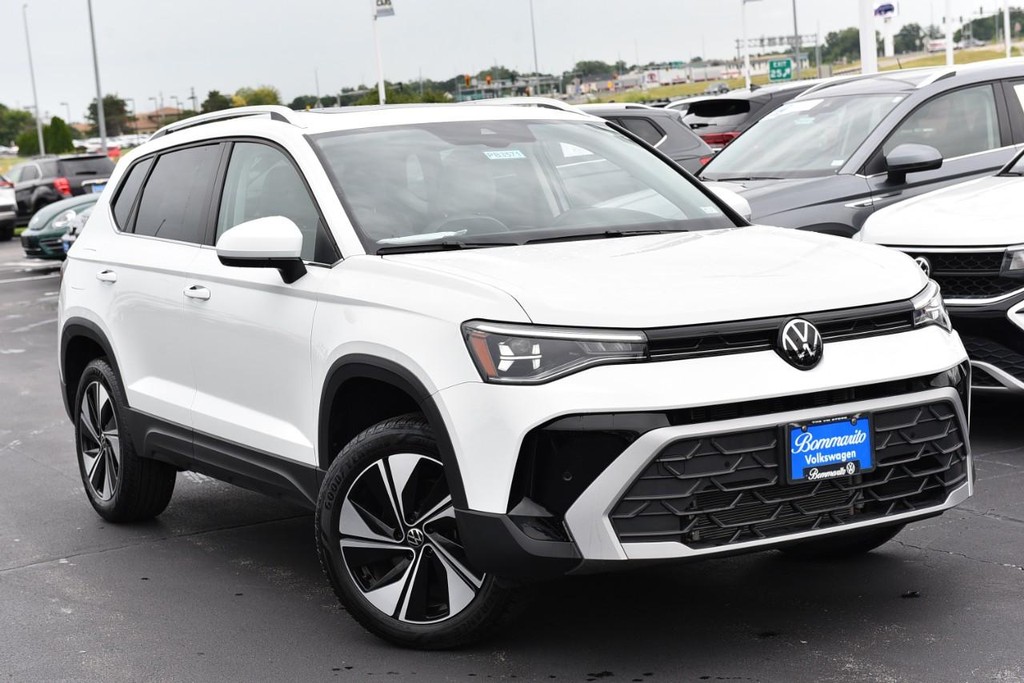 Volkswagen Taos Vehicle Full-screen Gallery Image 2