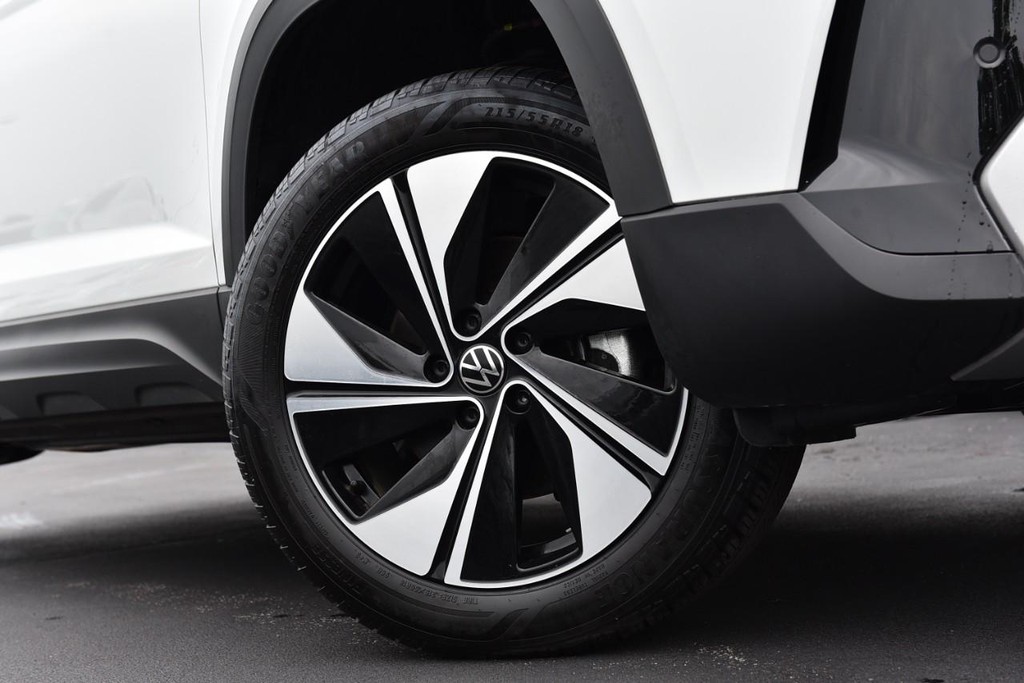 Volkswagen Taos Vehicle Full-screen Gallery Image 3