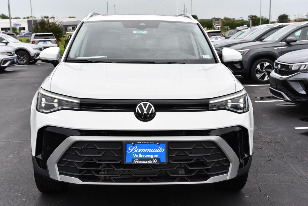 Volkswagen Taos Vehicle Full-screen Gallery Image 4