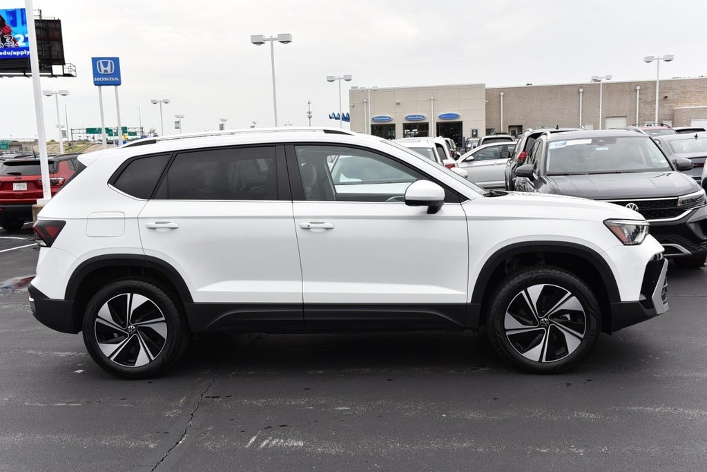 Volkswagen Taos Vehicle Full-screen Gallery Image 5