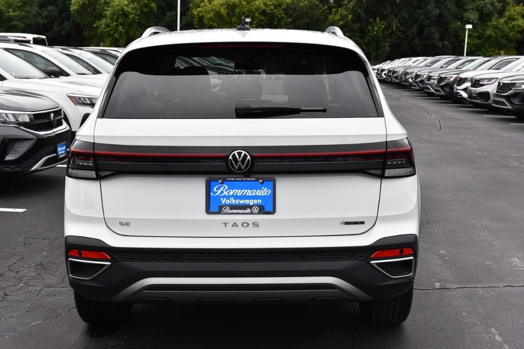 Volkswagen Taos Vehicle Full-screen Gallery Image 6
