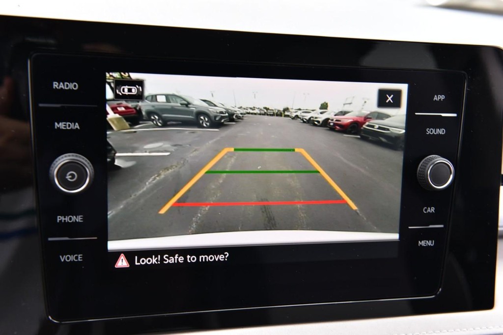 Volkswagen Taos Vehicle Full-screen Gallery Image 12