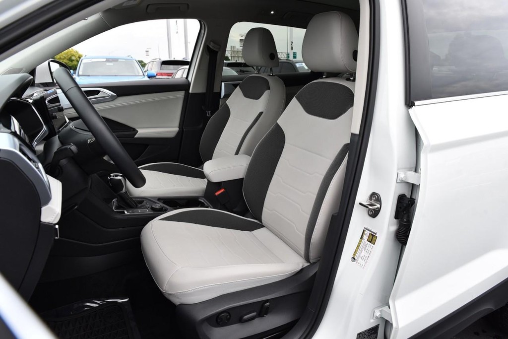 Volkswagen Taos Vehicle Full-screen Gallery Image 20