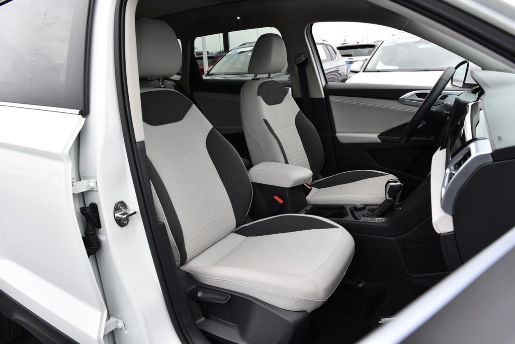 Volkswagen Taos Vehicle Full-screen Gallery Image 21