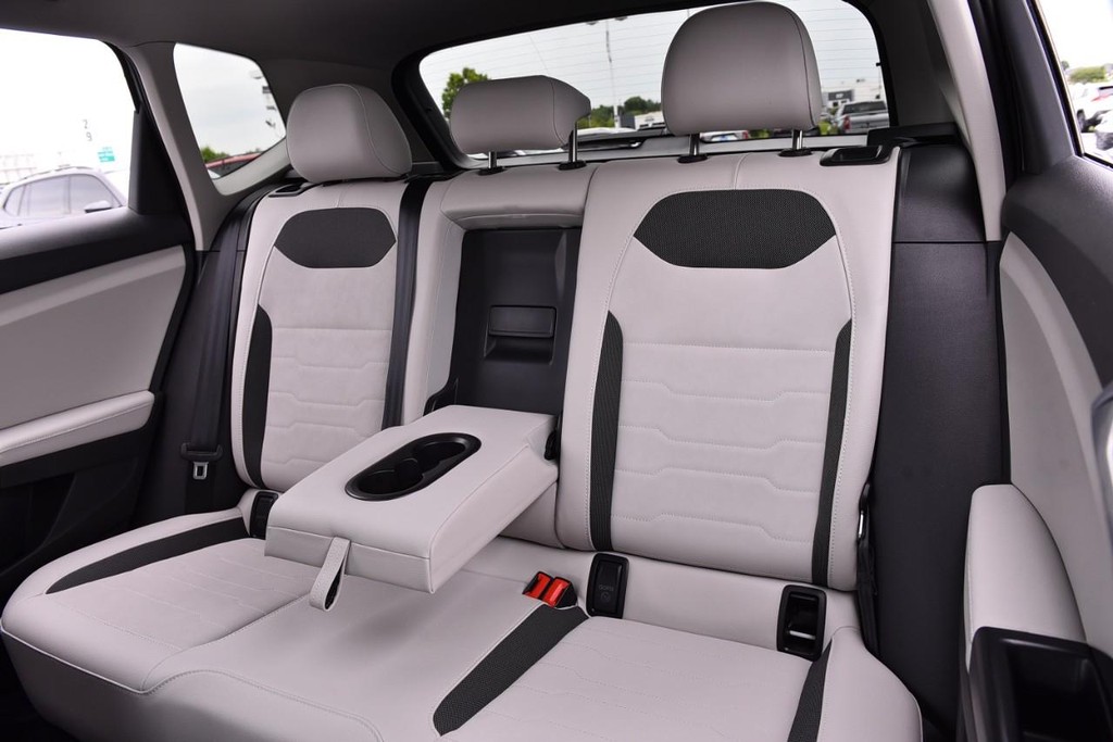 Volkswagen Taos Vehicle Full-screen Gallery Image 23