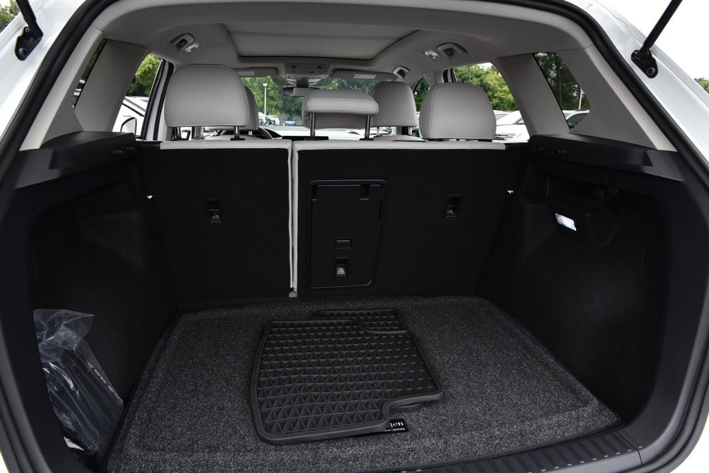 Volkswagen Taos Vehicle Full-screen Gallery Image 26