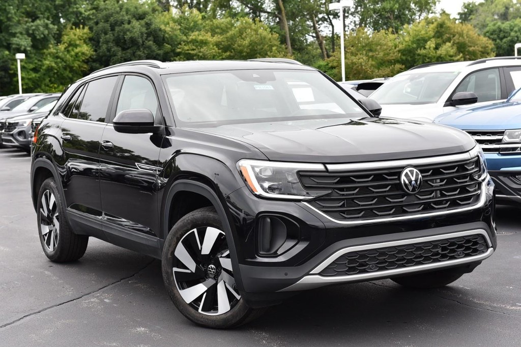 Volkswagen Atlas Cross Sport Vehicle Full-screen Gallery Image 2