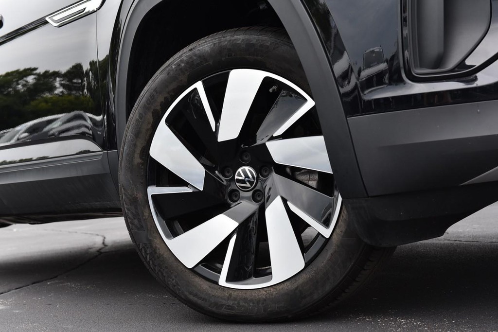 Volkswagen Atlas Cross Sport Vehicle Full-screen Gallery Image 3
