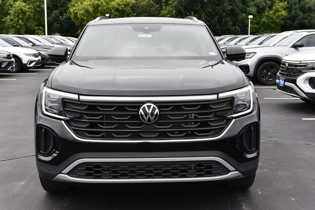 Volkswagen Atlas Cross Sport Vehicle Full-screen Gallery Image 4