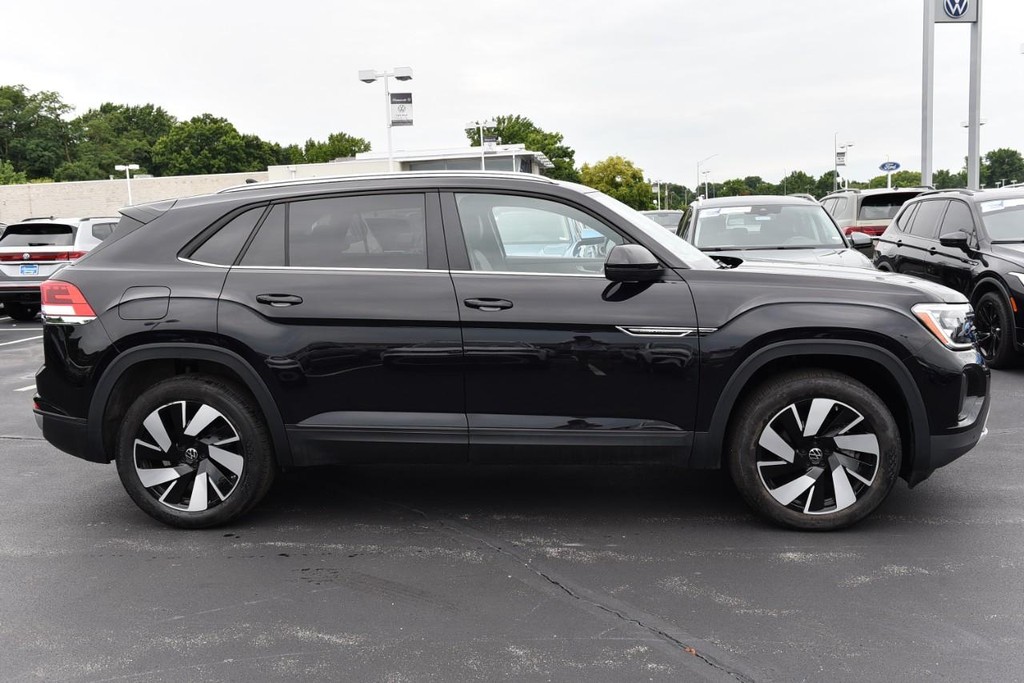 Volkswagen Atlas Cross Sport Vehicle Full-screen Gallery Image 5