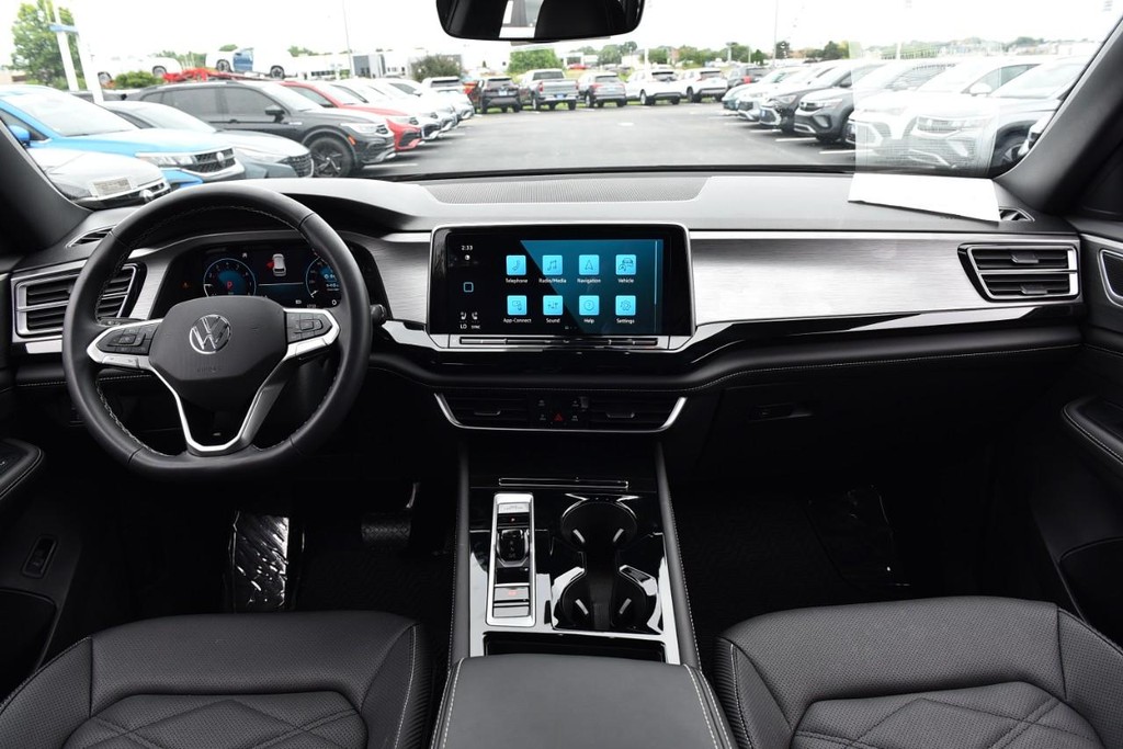 Volkswagen Atlas Cross Sport Vehicle Full-screen Gallery Image 7