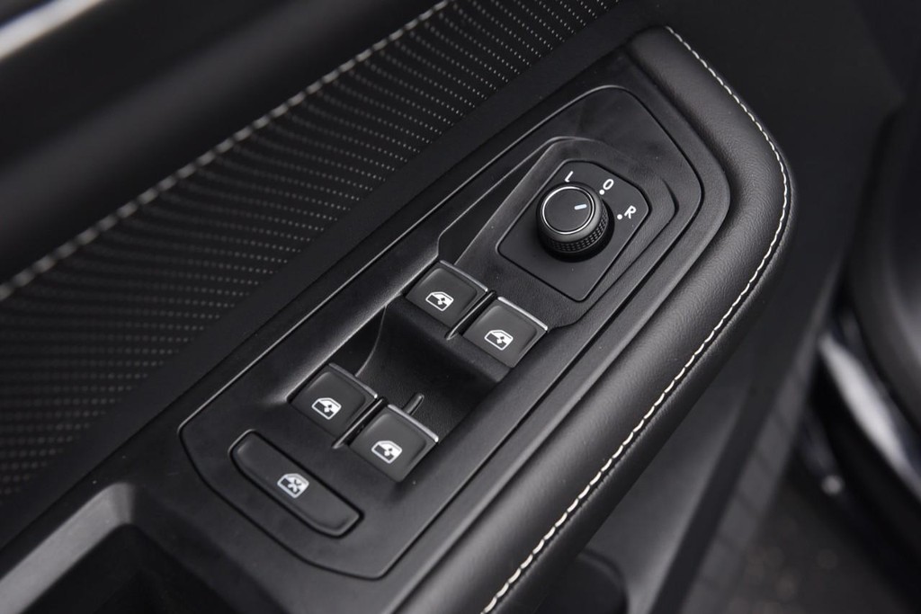Volkswagen Atlas Cross Sport Vehicle Full-screen Gallery Image 8