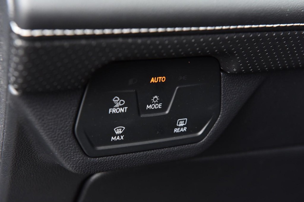 Volkswagen Atlas Cross Sport Vehicle Full-screen Gallery Image 11